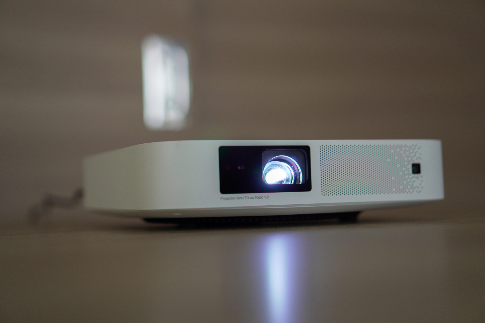 小型で軽量、多機能なXGIMIのホームプロジェクター「Elfin（エルフィン）」をレビュー HALOnizm